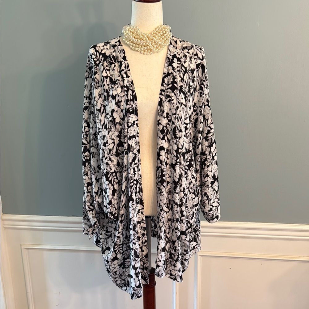 Lane Brandt 26/28 Floral Black and White Women's Cardigan Shrug